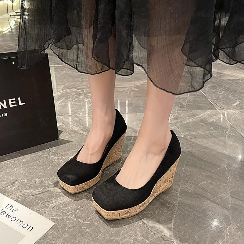 Женская модная обувь на танкетке — фото 3