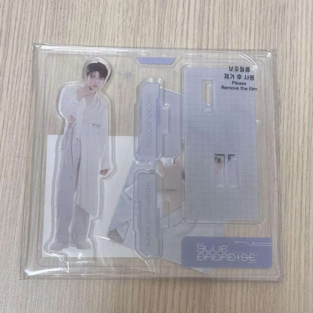 

Zerobaseone Zerobaseone Sealed Up Park Gunwook Acrylic Stand Photocard