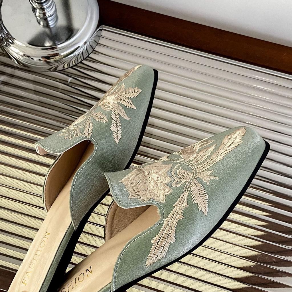Embroidered Bag Head Half Slippers Women's Outer Wear 2025 Spring and Summer New Retro Casual Flat Bottom Half Tray