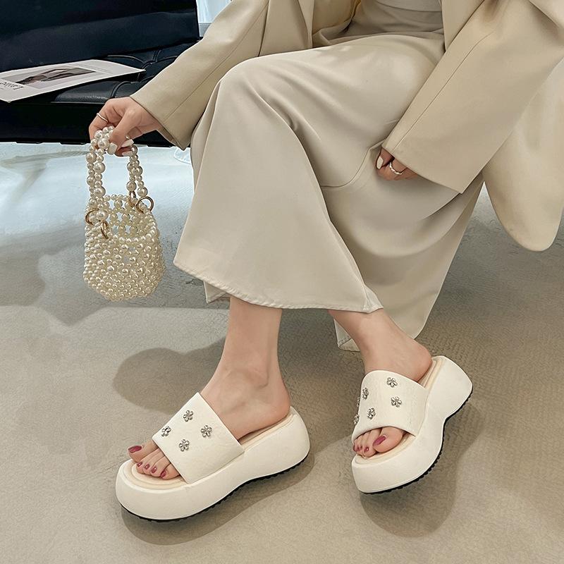 Modische Strass-Sandalen mit schwarzer High-End-Anti-Rutsch-Plateausohle für Damen-Outdoor-Bekleidung Sommer 2025 neue höhenverstärkende weichsohlige coole Sandalen