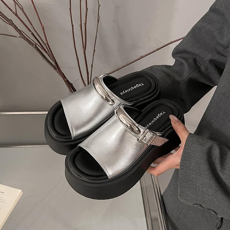 

Set of toe slippers women s 2025 summer new outer wear toe versatile beach muffin thick-bottomed cool slippers 40 серебряный