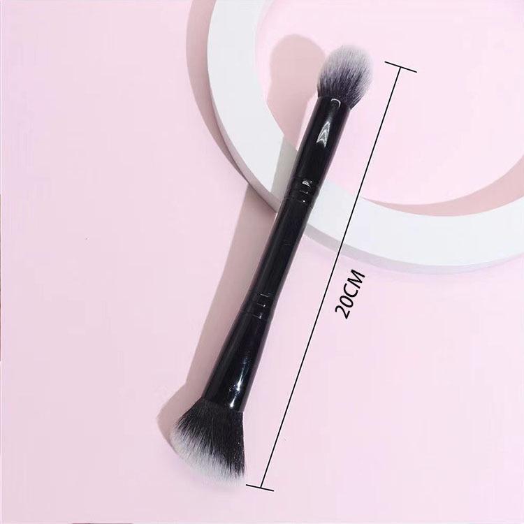 

Двойная кисть для контурирования и хайлайтера с мягкими щетинками чёрный