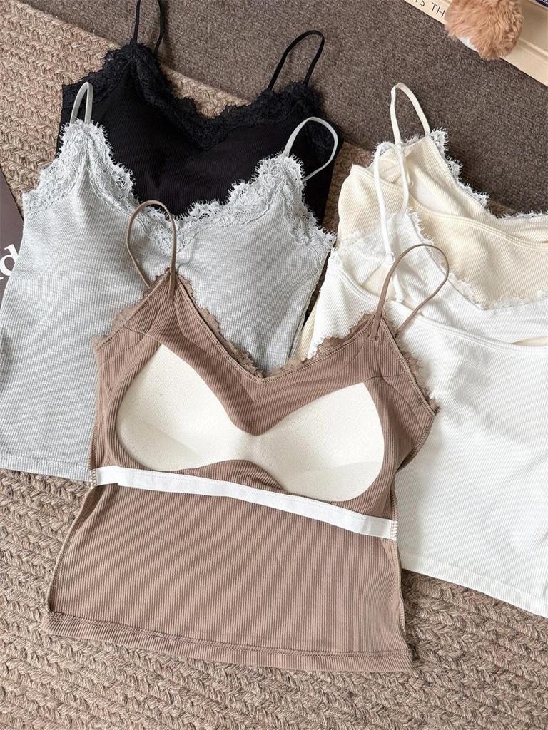 Canottiera bianca aderente da donna petite con scollo a V, bordi in pizzo, coppe preformate e design senza maniche per l'estate.
