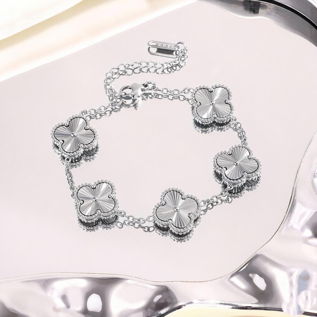 Vierblättriges Kleeblatt-Armband, leichtes Luxus-Temperament, weibliches Nischen-Design, Sinn für Glück, fünf Blumen