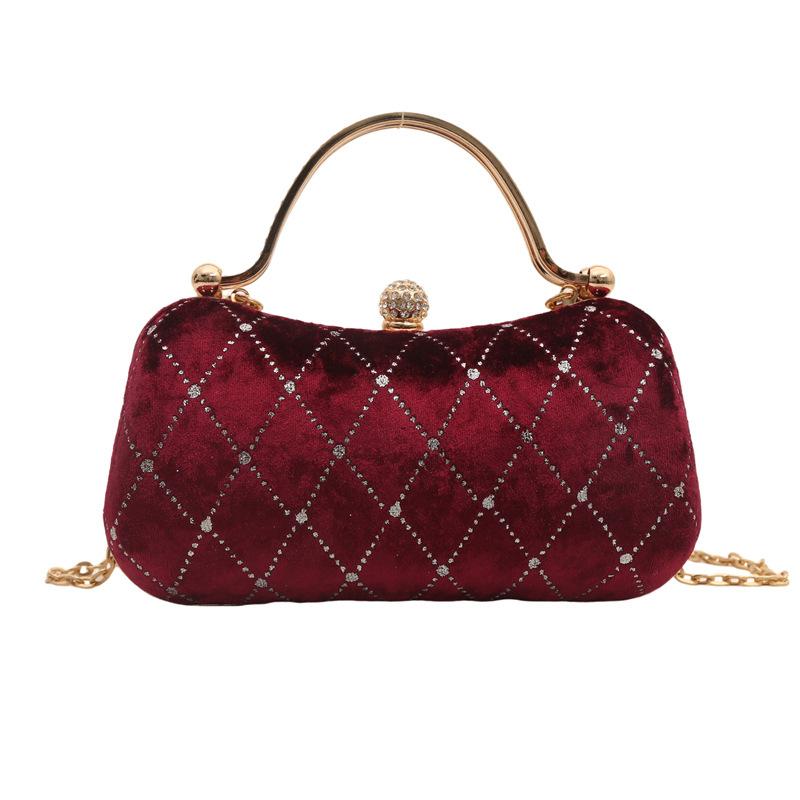 

Новий тренд 2024 року. Жіноча сумка з фактурним оксамитом. Проста маленька квадратна сумка. Сумка через плече на ланцюжку. червоний