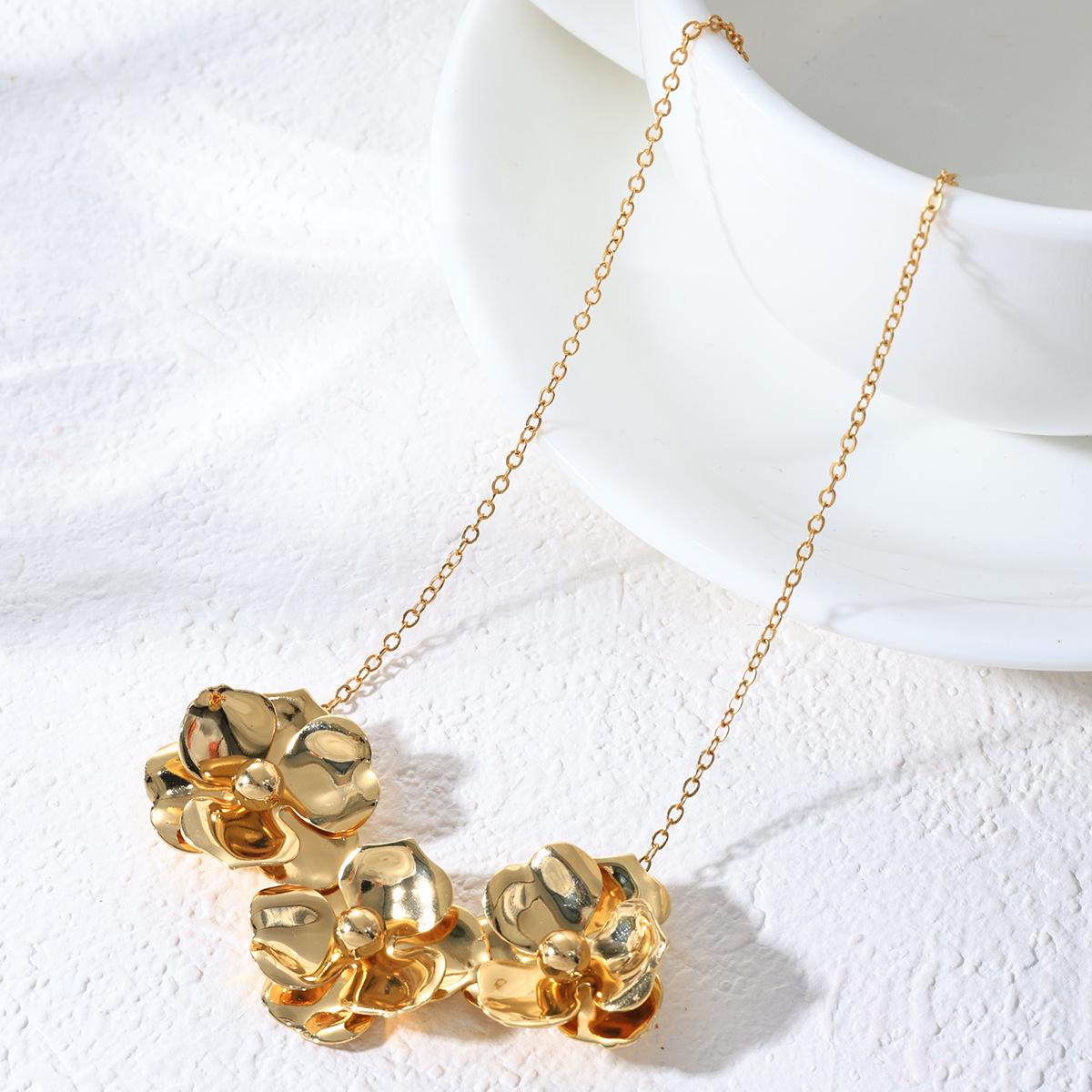 

Elegant Gold Flower Necklace and Earring Set for Women – Stylish and Versatile Jewelry Collection