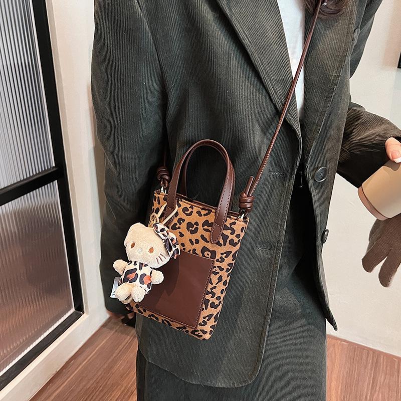 

Ретро нишевая сумка с леопардовым принтом 2025 новая модная универсальная сумка-мессенджер супер огонь замшевая поверхность сумка для мобильного телефона женская оптом 14*5*19 коричневый