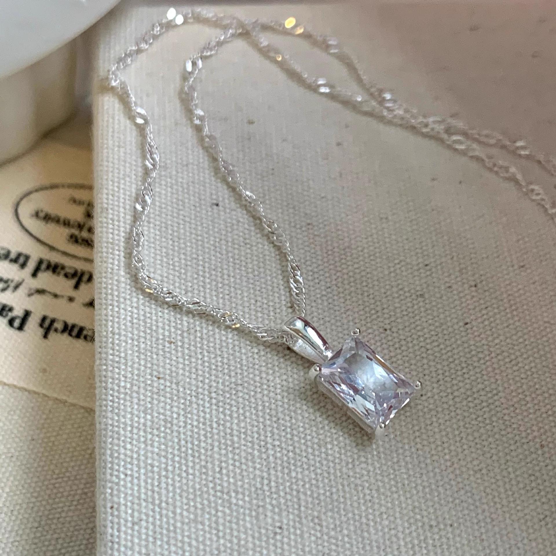 Cubic Zirconia Women s Light Luxury Clavicle Necklace: Simple, Versatile High-End Accessory