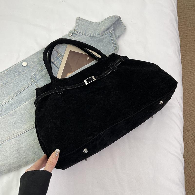 

Корейская версия ретро матовая кожаная сумка-тоут с пряжкой для ремня женская 2025 осенняя мода большая вместимость дорожная сумка на плечо подмышку