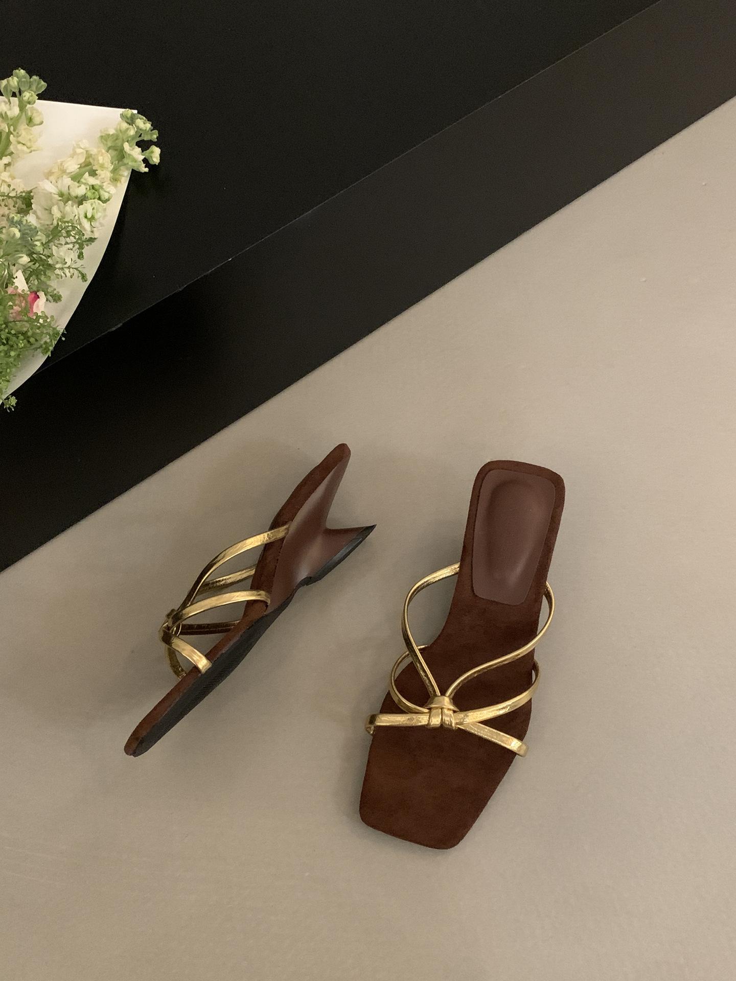 

Летом 2025 года новая корейская версия французских милых босоножек на танкетке с квадратным носком и высоким каблуком, шлепанцы с перемычкой для ношения в прохладную погоду 35