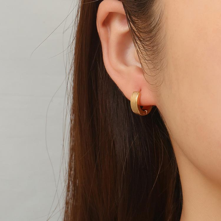 Trendige Ohrklemmen im Hip-Hop-Stil aus mattiertem Edelstahl: Vielseitige und stilvolle europäisch-amerikanische Cold Style Creolen