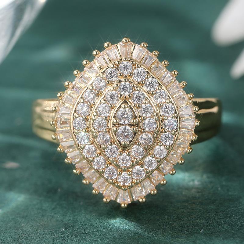 Fashion Classic Paved Synthetic Zirconia Geometry Ring for Women Elegant Golden Plated Banquet Wedding Jewelry Accessories Gifts