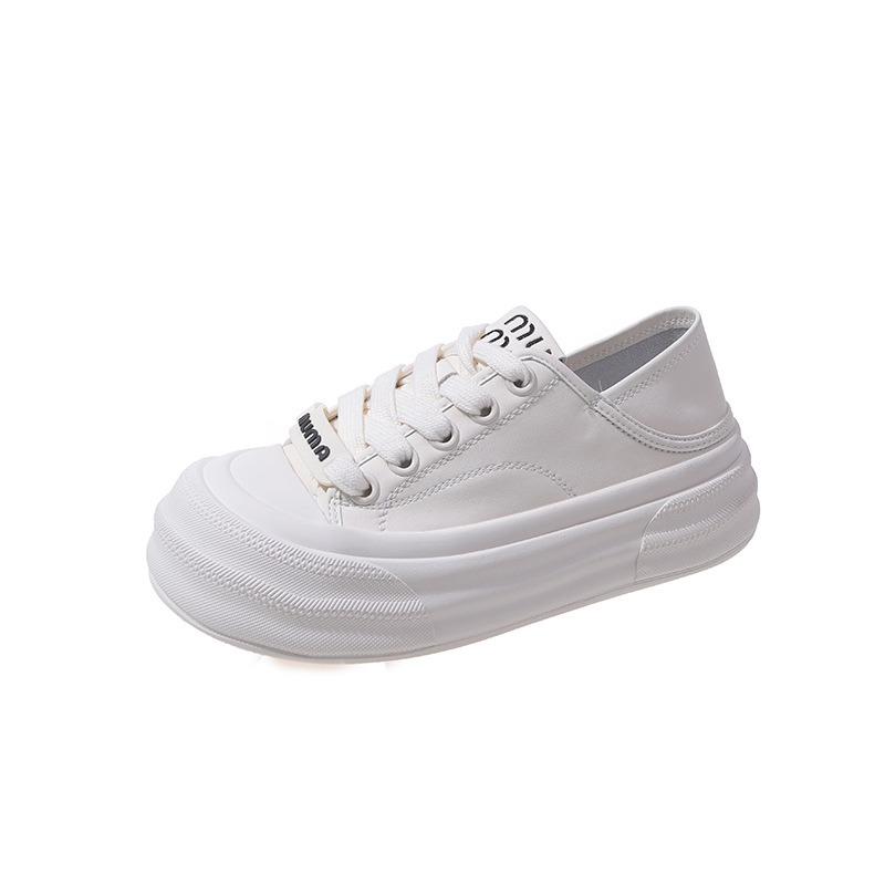 Das neue Modell ist heute beliebt, und die dicke Sohle der kleinen weißen Schuhe für Damen-Frühling und -Herbst, neue großköpfige Brotschuhe, wurde erhöht.