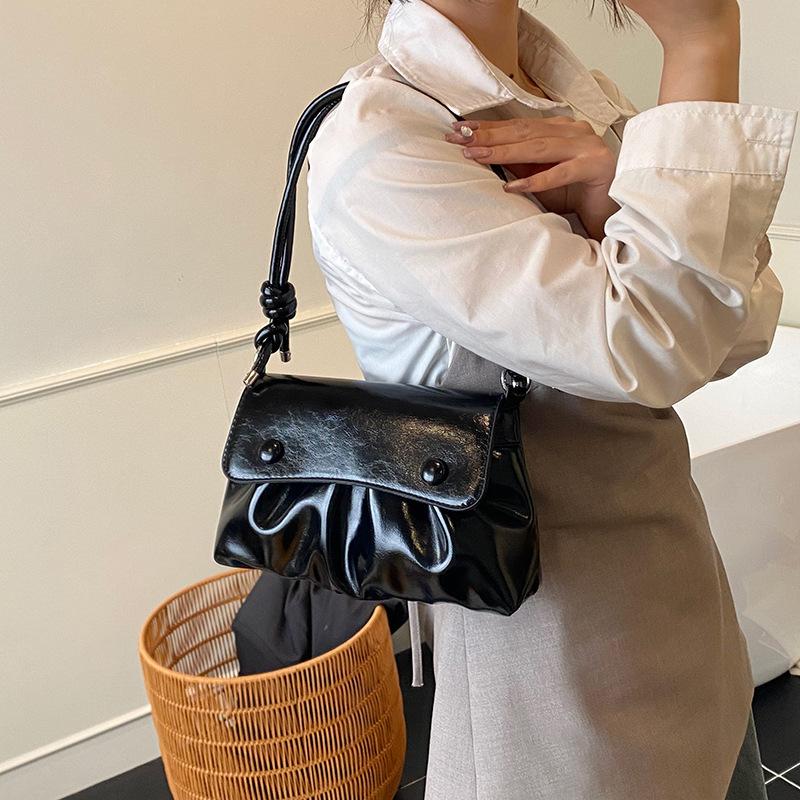 Korean version of simple and fashionable pleated underarm bag women's 2025 summer new casual commuting single shoulder oblique span small square bag