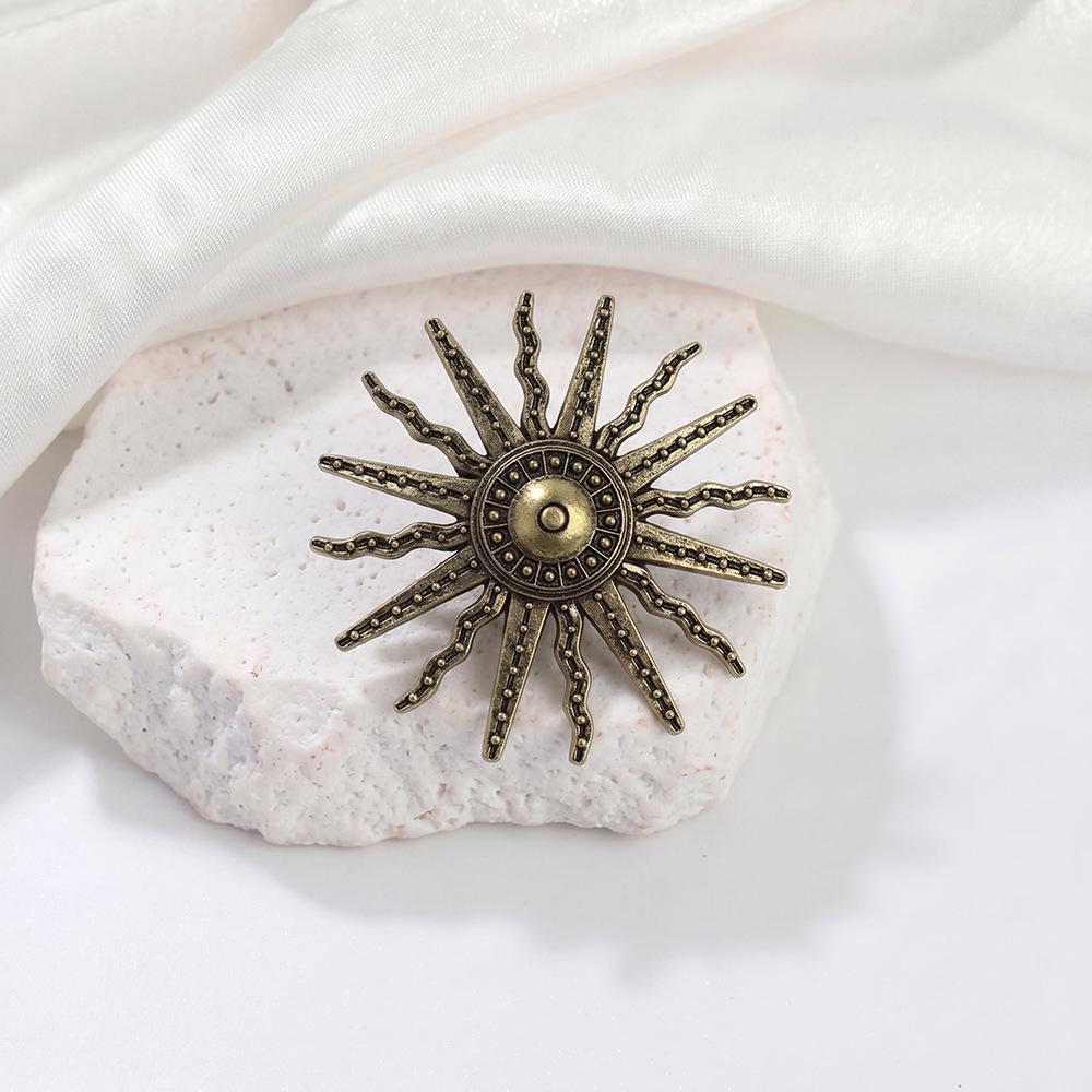 Elegant Versatile Sunflower Brooch In Personalized Fashion Style