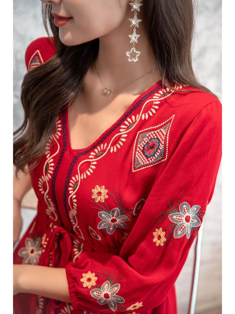 Böhmisches Ethno-Baumwollleinen-Stickkleid mit V-Ausschnitt und langen Ärmeln zum Binden in der Taille für Damen