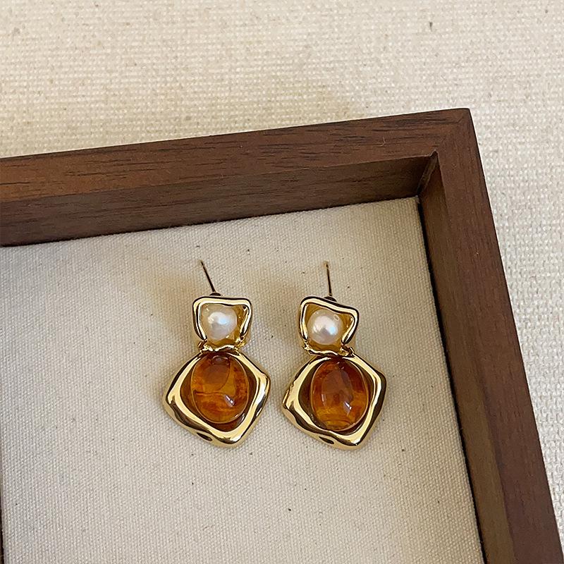 Exquisite Maelard Brown Resin Stud Earrings for Women: High-End, Fashionable, and Versatile Autumn/Winter Ear Accessories