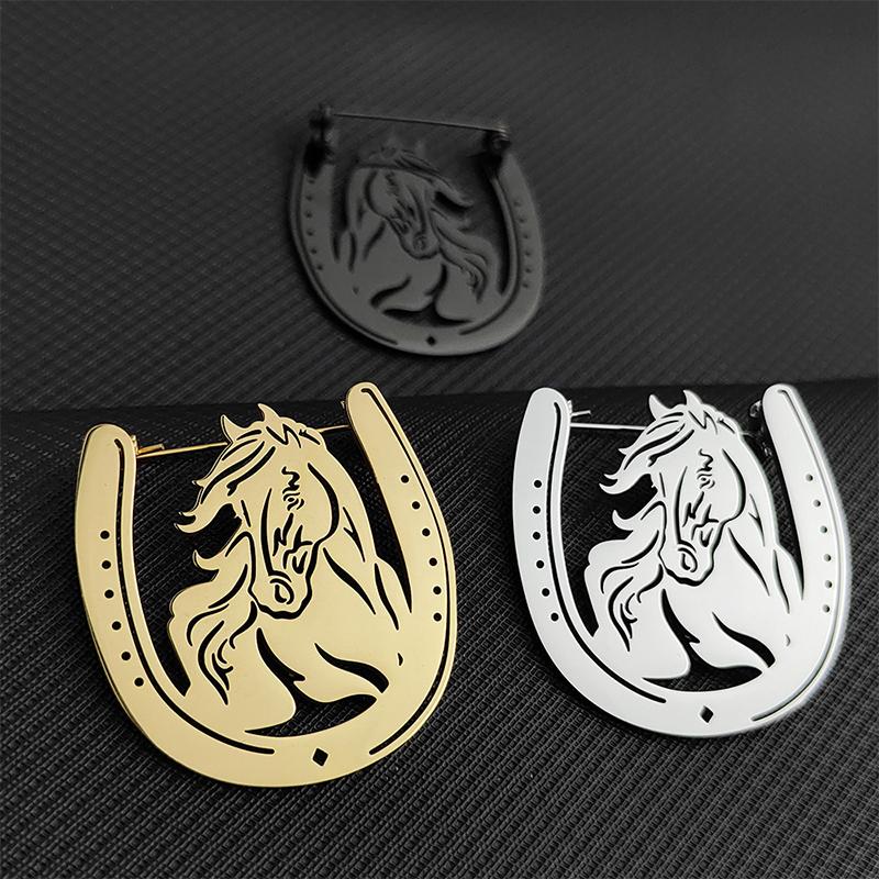 Western-Style Horseshoe Brooch Hollow-Out Horse Metal Pin Denim Backpack Embellishment Outdoor Casual Pins Accessory 1Pc