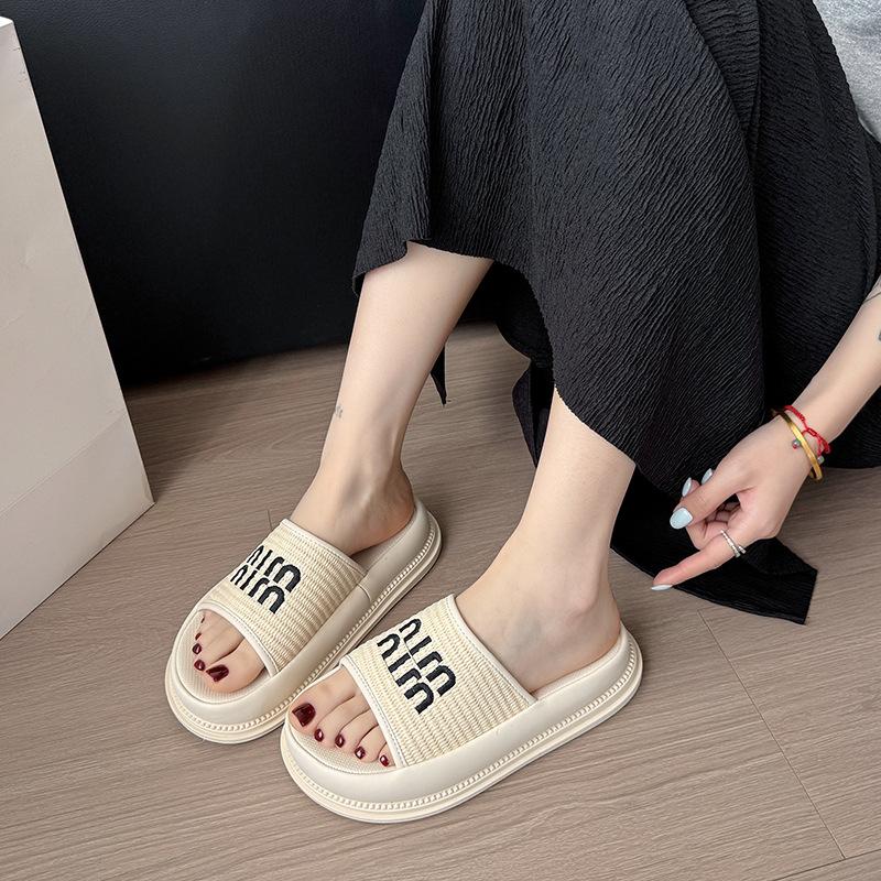 Thick-soled super fire non-slip vacation cool slippers women's summer wear fashion 2025 new seaside beach shoes one-word drag