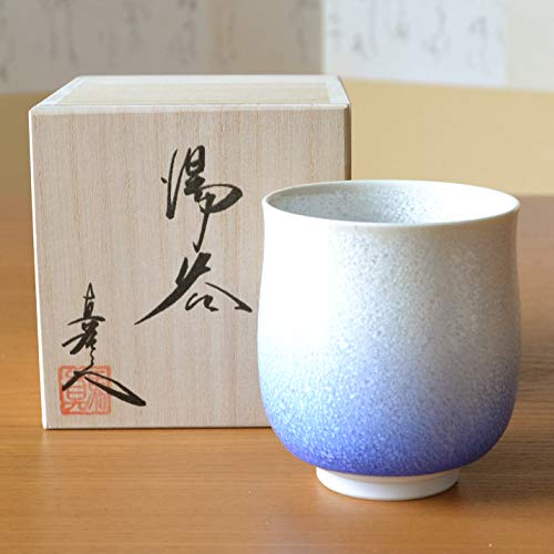 Arita-Porzellan-Teetasse, mit indigoblau gefärbtem Wassertropfenmuster, präsentiert in einer schönen Holzgeschenkbox. Baba Shinemon Brennofen, Hasami-Keramik, Präfektur Saga, große Größe.