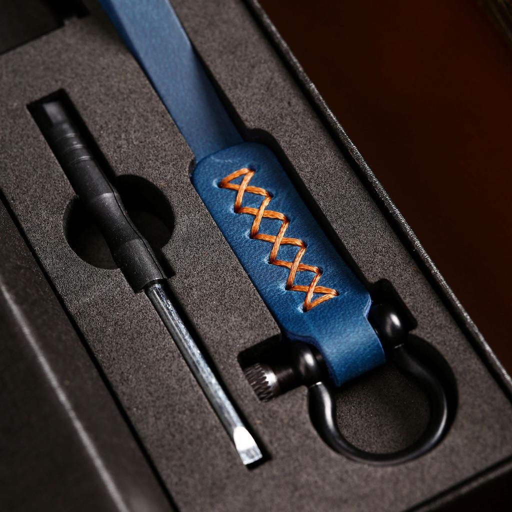 Weihnachts-Retro-Auto-Schlüsselanhänger, multifunktionaler langer Leder-Schlüsselanhänger, hochwertige Geschenkbox, Schlüsselanhänger aus echtem Leder, kleines Geschenk.