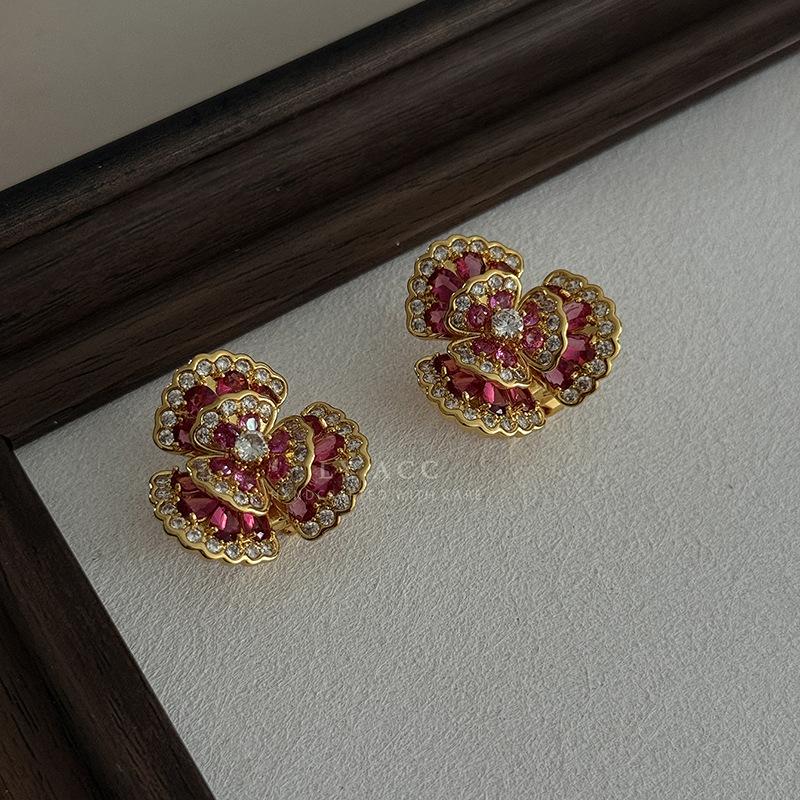 Light luxury emerald zircon pattern stud earrings hollow engraving retro court atmosphere earrings bright luster stud earrings