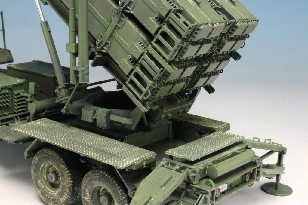 PLATZ 1/35 MIM-104F Patriot SAM PAC-3 M901 Launcher Plastic Model Kit BL3563