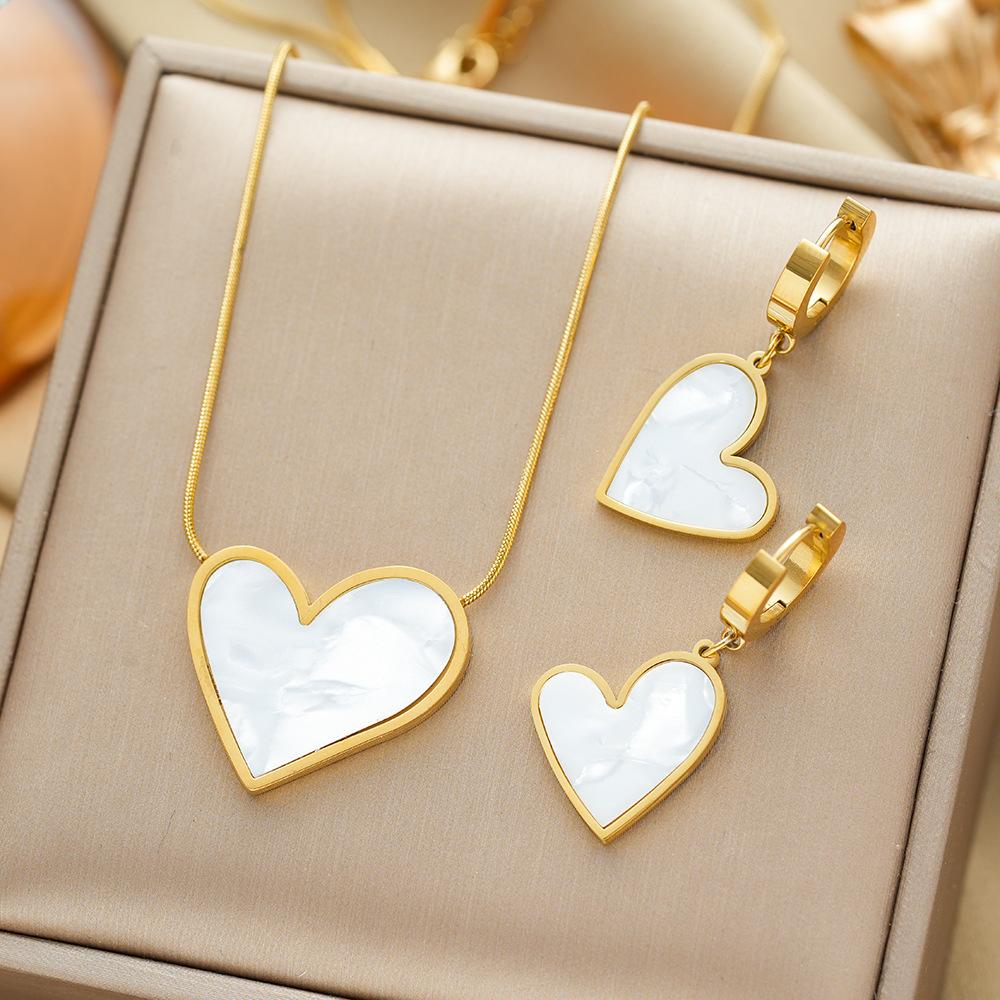 Loving Heart Mother Of Pearl Titanium Steel Necklace Women Simple Elegant Pendant Jewelry Luxury Minimalist
