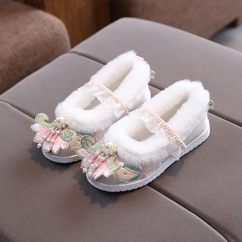 Winter Velvet Hanfu Shoes: Embroidered Chinese-Style Footwear for Children & Women with Thick Cotton for Warmth, Perfect with Ma Mian Skirts.