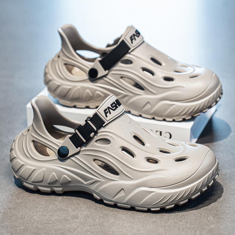 Hole shoes men's 2025 new summer breathable sports leisure men's light stepping on shit feeling soft bottom wading bag head drag
