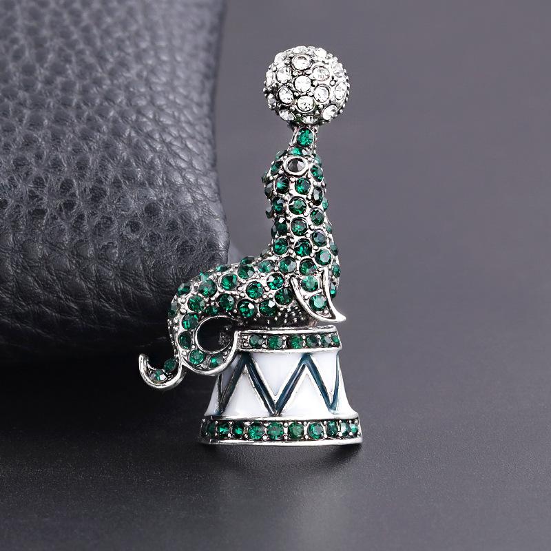 Original Design Three-dimensional Alloy Sea Lion Brooch Clothing Accessories High-end Corsage Women's Coat Corsage Versatile Decoration