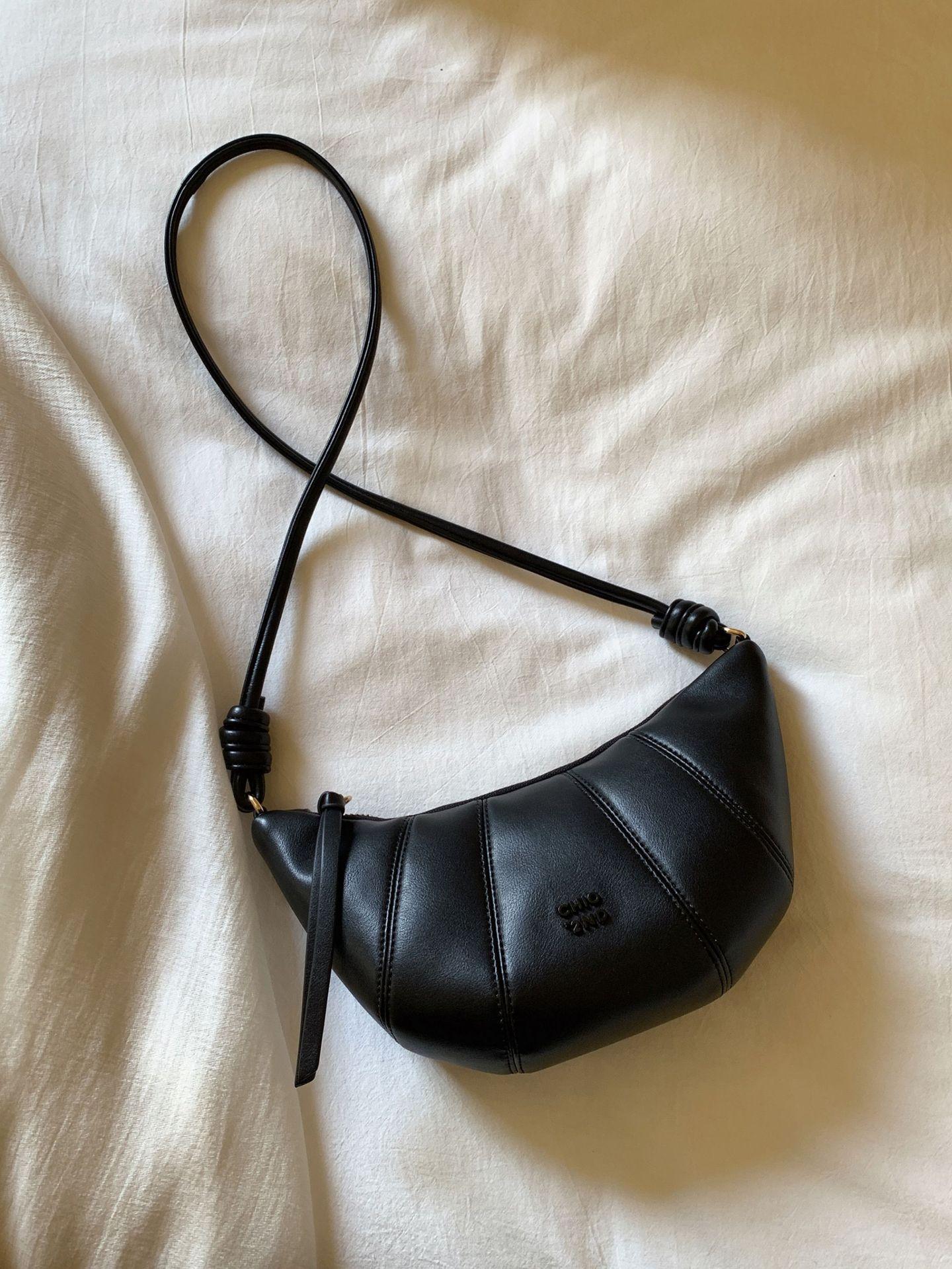 

Croissant horn crescent bag women s 2024 new summer niche designer messenger bag чорний