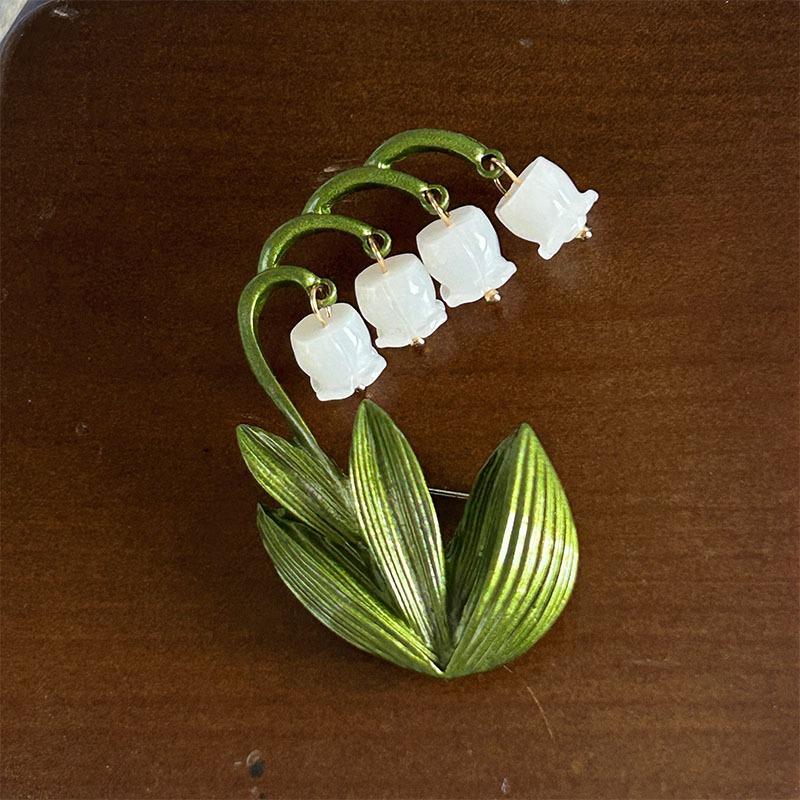 Green Leaf Bell Flower Brooch for Women - High-end Fashion Accessory To Prevent Light Leakage and Keep Your Hair In Place.