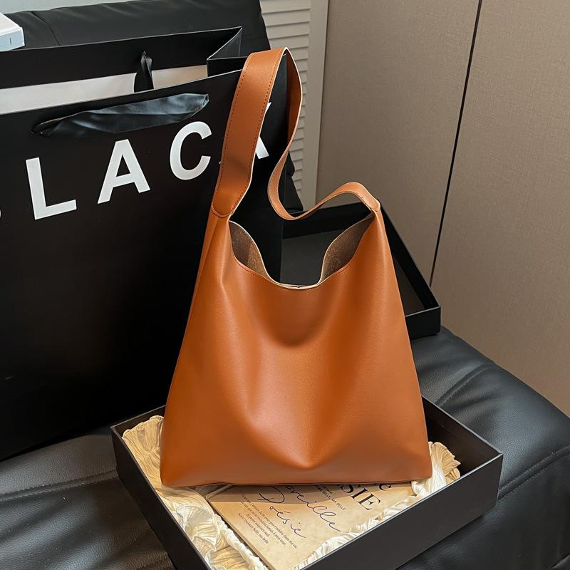 Simple and Versatile Single-shoulder Bag for Work and Commuting, Soft Leather Large-capacity Bucket Bag