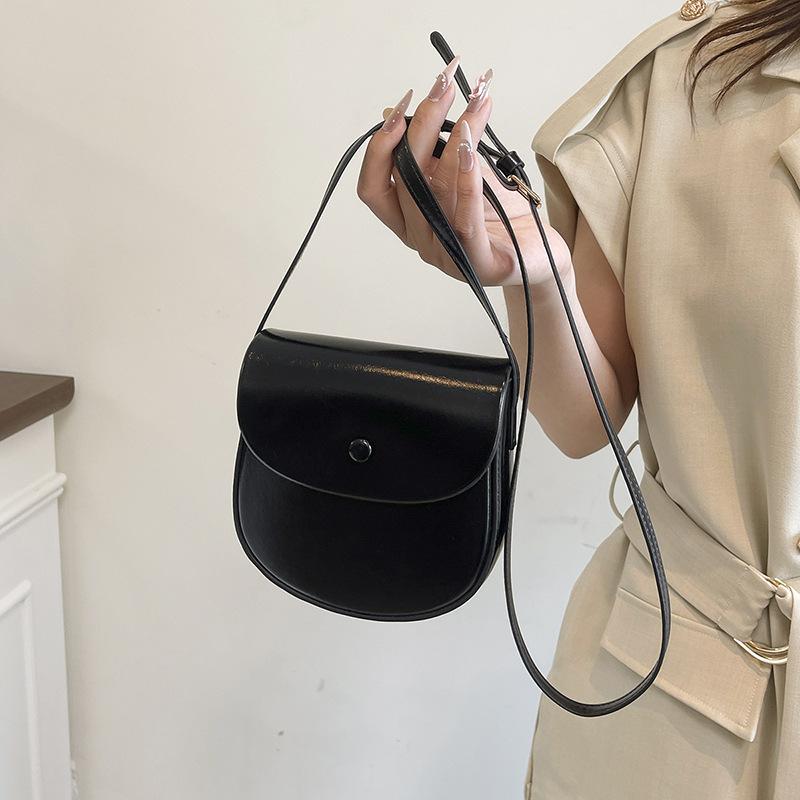 

Корейская версия повседневной новой простой нишевой сумки для мобильного телефона, женская универсальная личность, масляная кожа, высококлассный темперамент, сумка-мессенджер чёрный