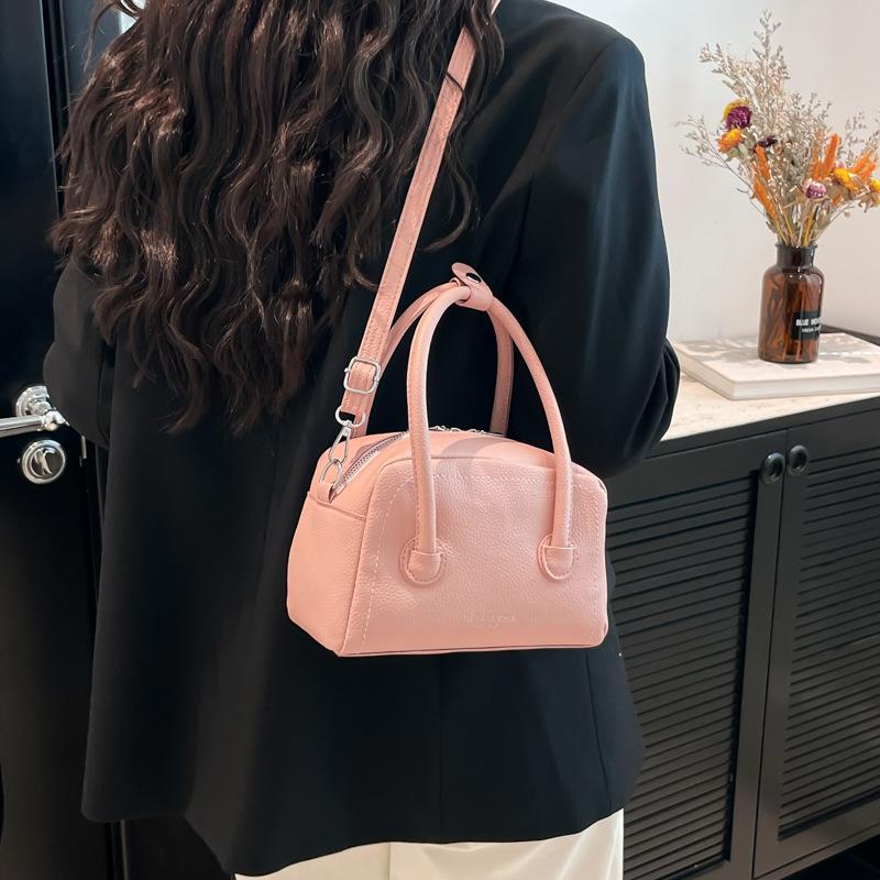 Early Spring New Foreign Style Small Bag Women 2025 New Fashion Messenger Bag Niche Portable Work Commuter Bag