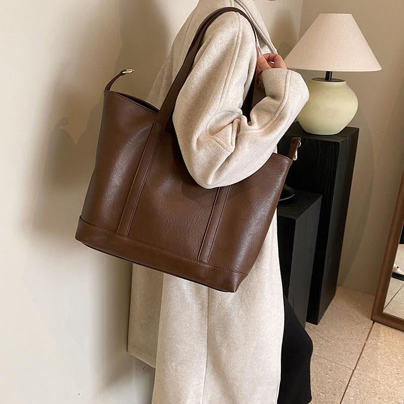 Retro bag women's large-capacity 2025 new autumn and winter versatile shoulder bag is popular this year, textured commuter tote bag