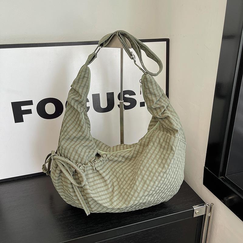 Korean version of fashion plaid shoulder bag 2025 new large-capacity retro commuter messenger bag niche foreign style dumpling bag