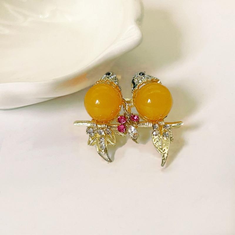 Luxe en ingetogen paar gele wielewaalbroches, hoogwaardige, exclusieve kleine corsage, broche met ontspiegelende sluiting.