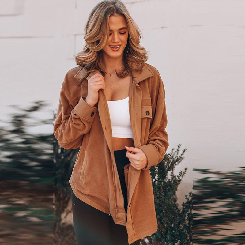 Осенне-зимняя женская флисовая куртка с длинным рукавом и лацканами — фото 23