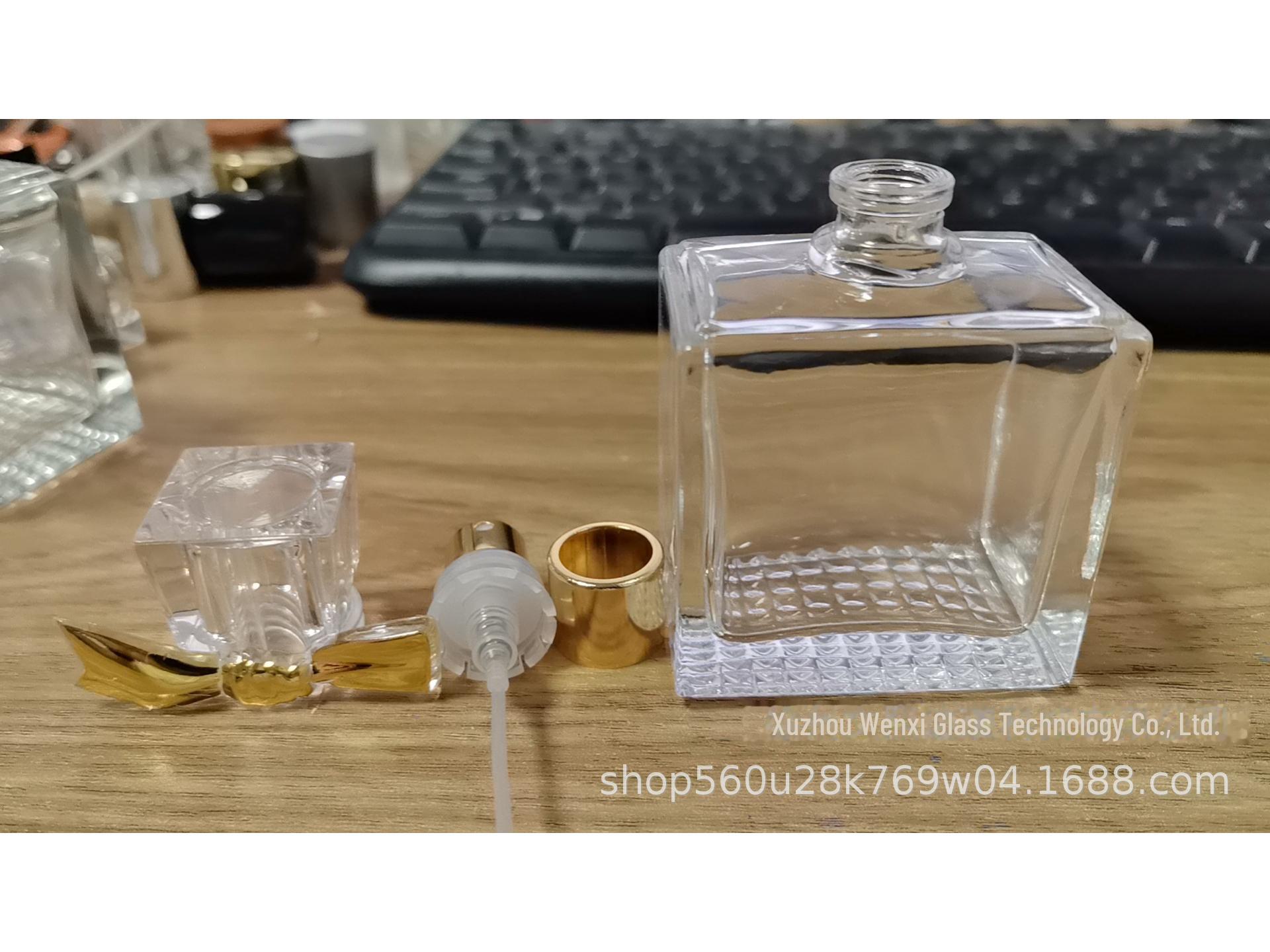 

Флакон для духов Spot 50 мл квадратный стеклянный с крышкой-бантом и толстым сетчатым основанием с распылителем 30ml золотистый