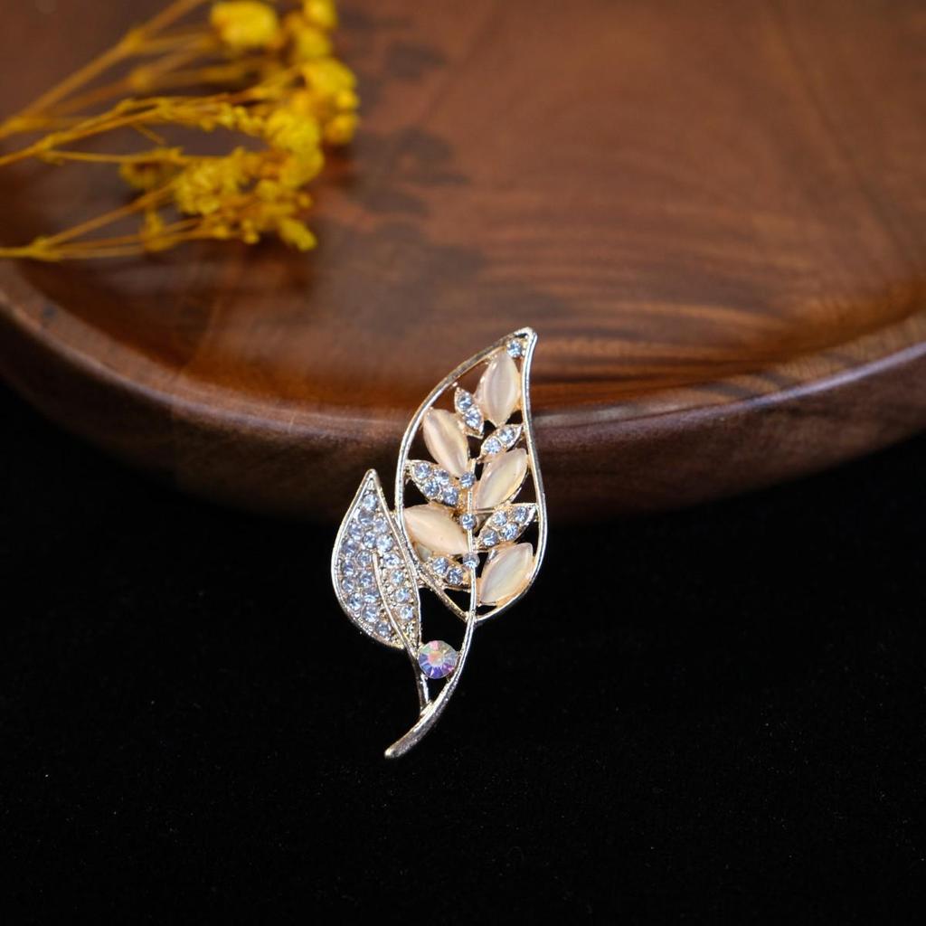 Broșă Elegantă Fluture Ochi de Pisică cu Strass-uri - Design Anti-Alunecare și Versatil