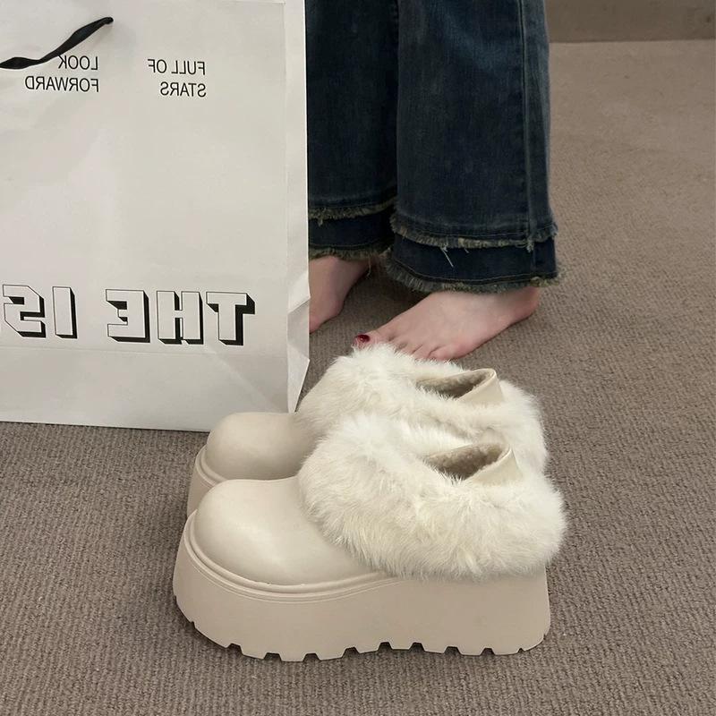 Thick-soled Velvet Warm Woman, Wearing Fluffy Cotton Shoes In Winter and Leather Snow Boots On One Foot
