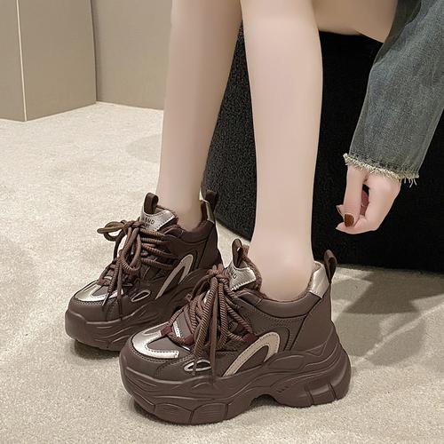 

Модные коричневые туфли в стиле ретро для папы для женщин, зимние новые стильные бархатные утолщенные хлопковые туфли на толстой подошве с толстым каблуком, повседневные спортивные кроссовки 39 коричневый