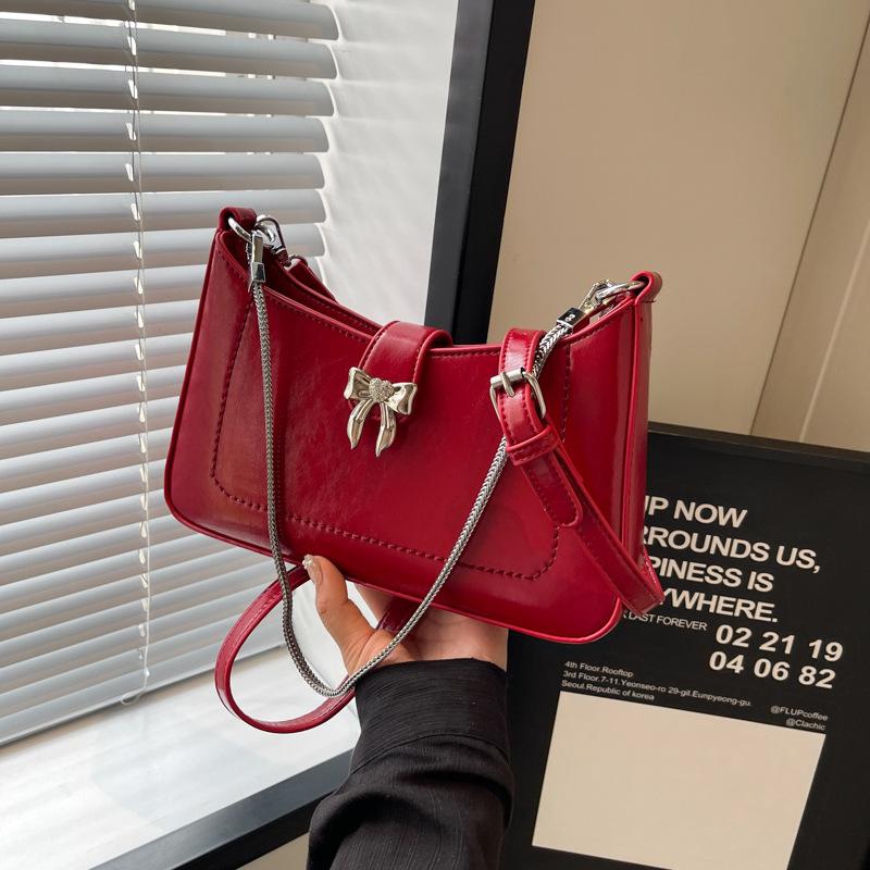 

Популярна цього року срібна сумка під пахвами, нова модна модна сумка на одне плече з простим діагональним ланцюжком влітку 2024 року бордовий