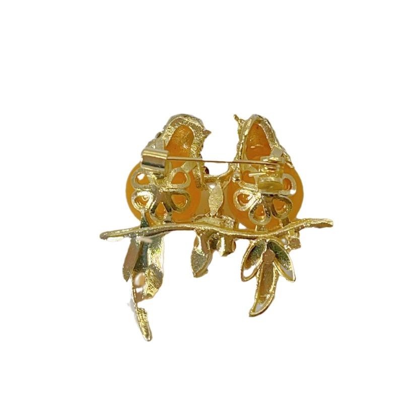 Luxe en ingetogen paar gele wielewaalbroches, hoogwaardige, exclusieve kleine corsage, broche met ontspiegelende sluiting.