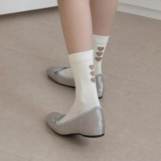 Korean Style Heart-to-Heart White Mid-Calf Socks, Sweet JK Slimming Design for Girls with Love Heart Pattern.