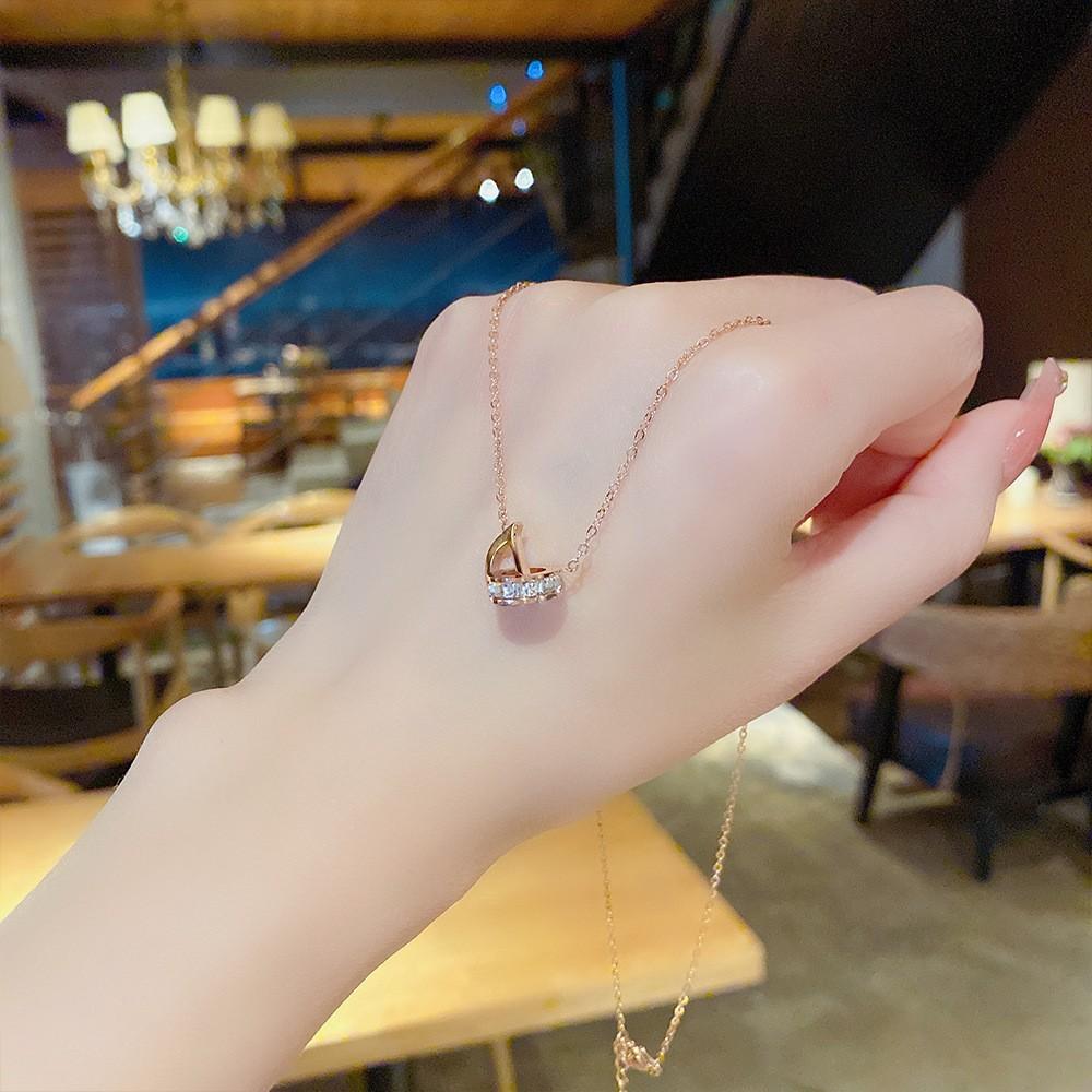 Niche design sense does not fade clavicle chain new fashion simple neck chain Japanese and Korean all-match light luxury titanium steel necklace women