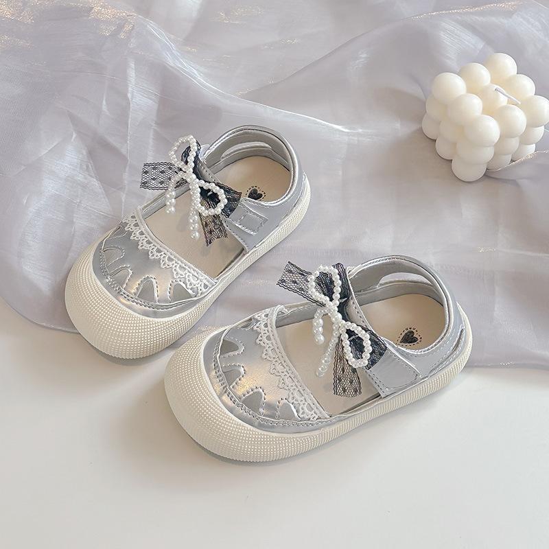 

Girls Hollow-Out Sandals2026Summer new style children s pearl bow solid color closed-toe sandals for toddlers and older kids 29-33Code one hand5Double срібний