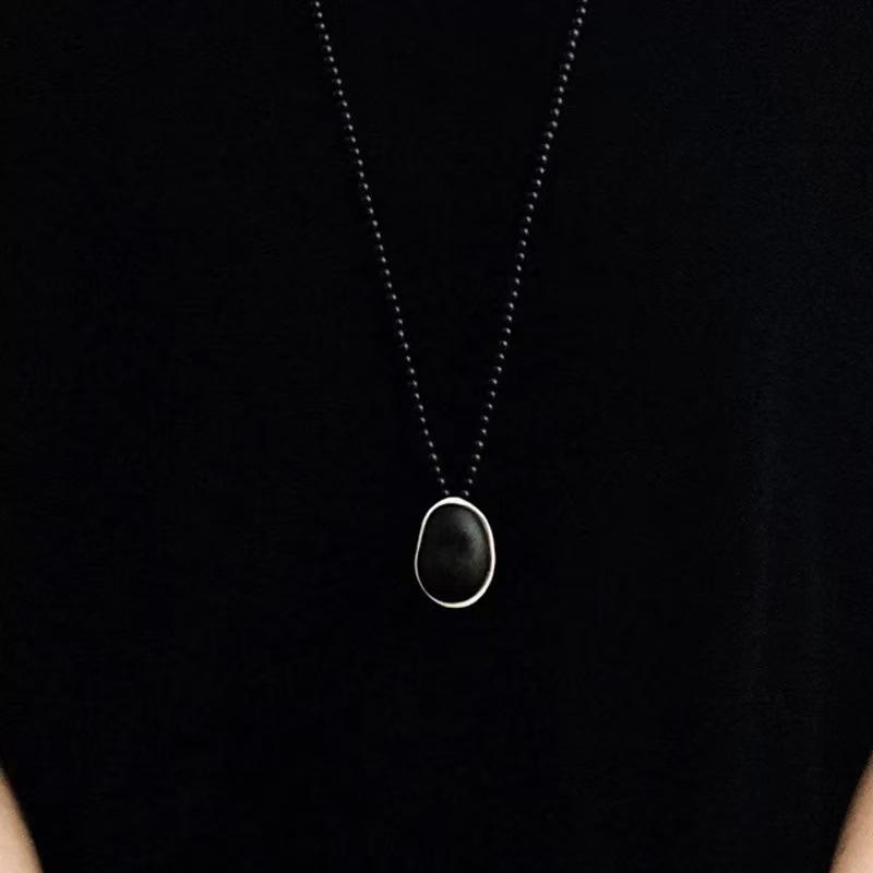 Ebony Oval Necklace: Retro Simple Pendant with Light Luxury and Exquisite High-end Feel Sweater Chain